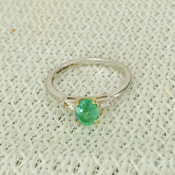 1-carat-natural-emerald-gemstone-tapered-baguette-side-diamond-engagement-ring-14k-white-gold-jewelry-gii-certified-ignite-gems-inc-canada-usa-d